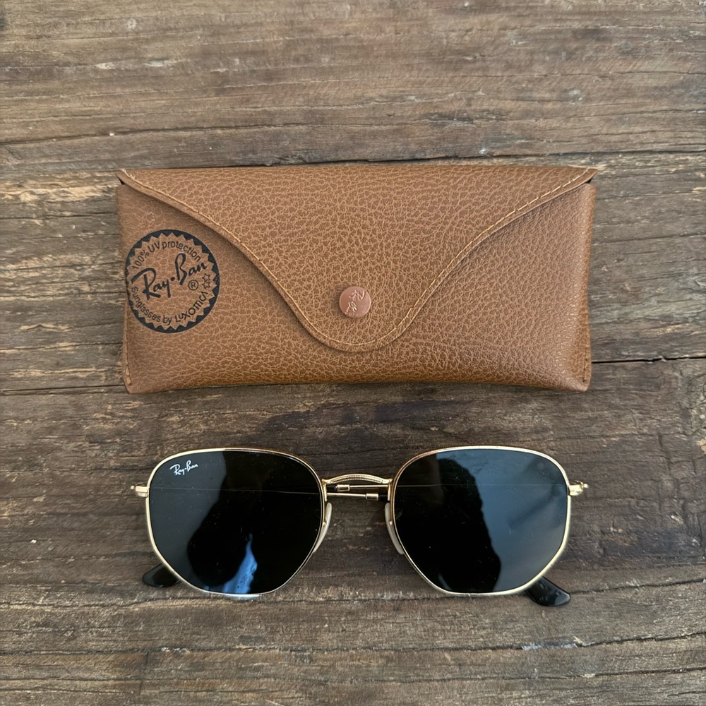 Ray-Ban Brown Sunglasses with Classic Design